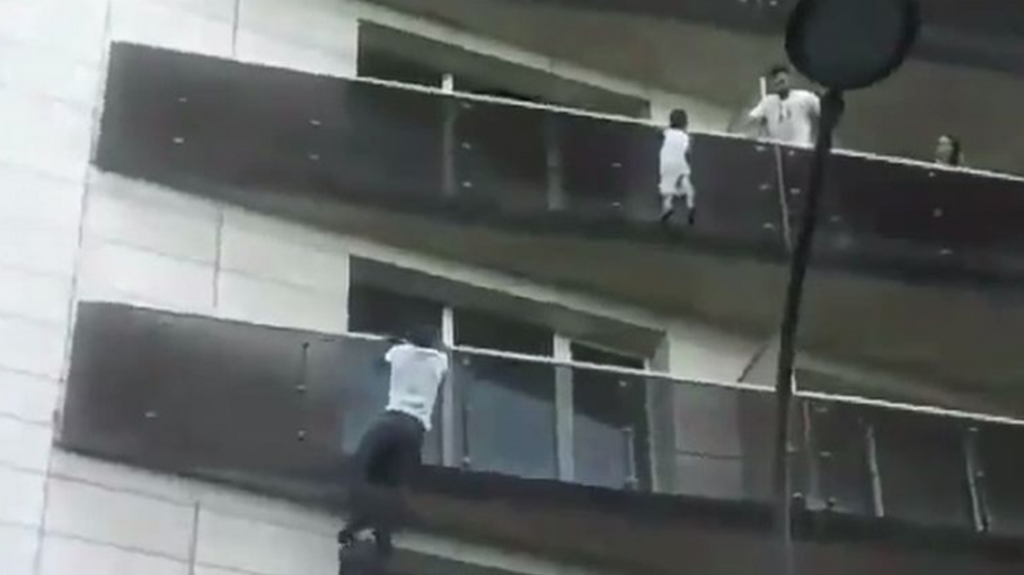  (Video) H&eacute;roe en Par&iacute;s: inmigrante sin papeles escala cuatro pisos para salvar a ni&ntilde;o de caer al vac&iacute;o 