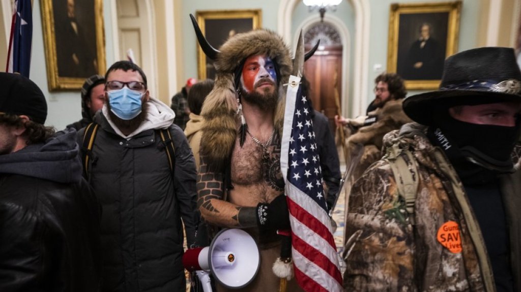  Hombre vestido de bisonte que irrumpi&oacute; en Capitolio pide el perd&oacute;n de Trump 