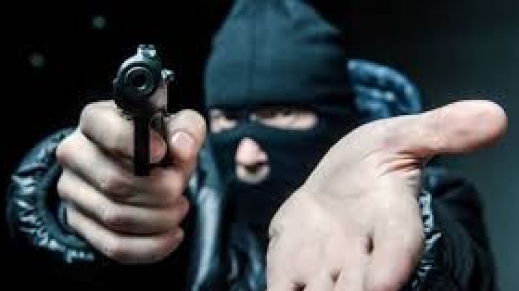  Cacos roban en gasolinera de Barceloneta 