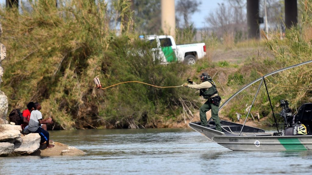  Madre inmigrante y su peque&ntilde;o hijo mueren ahogados en frontera con M&eacute;xico 