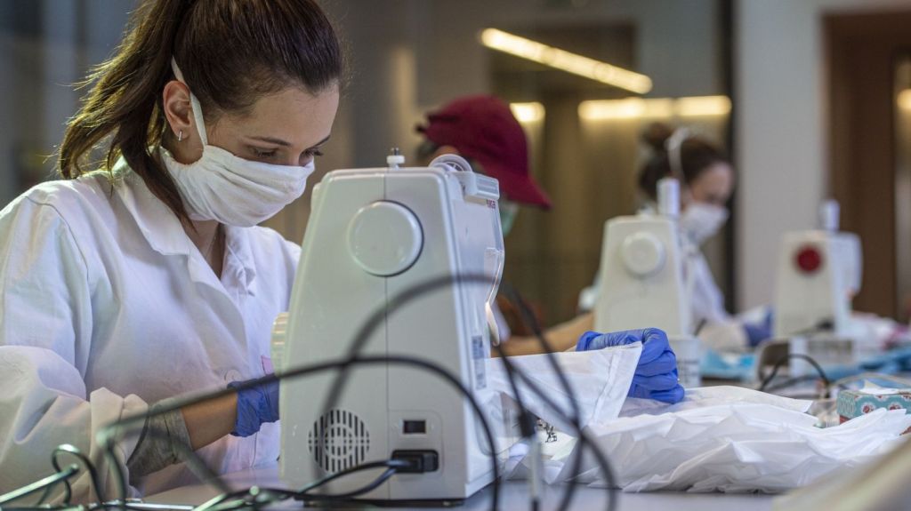 Doce compa&ntilde;&iacute;as textiles buscan ajustar sus operaciones para producir material y equipo necesario para combatir coronavirus 