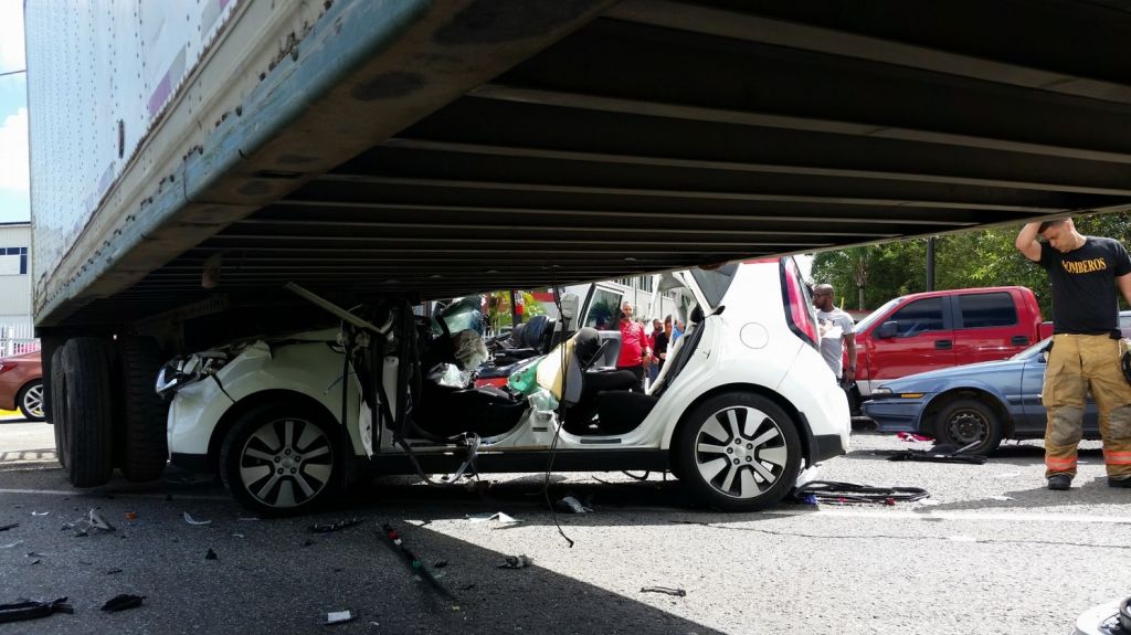  Video: Dos heridos en violento accidente de auto en Aguadilla, el auto quedo debajo de un arrastre 
