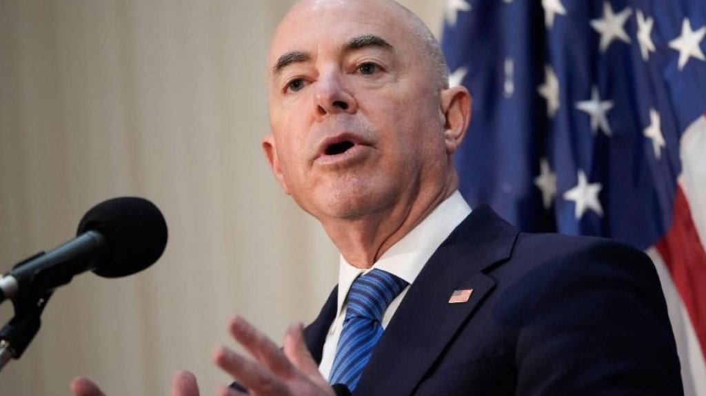  Gobernador viaja a Washington para sostener una serie de reuniones, incluyendo una con el secretario de Seguridad Nacional 