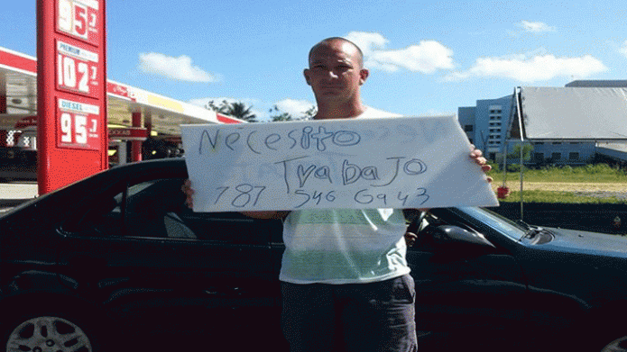 Joven busca trabajo en los semÃ¡foros 