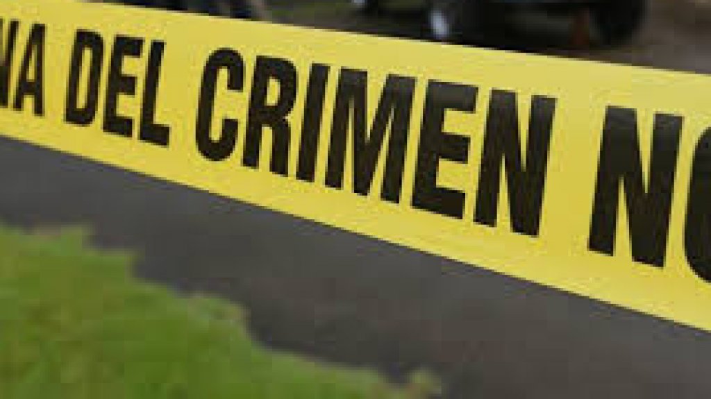  Con las manos atadas e impactos de bala encuentran a un hombre dentro de un auto en Manat&iacute; 