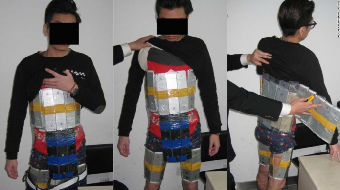 Arrestan a un hombre con 94 iPhones atados a su cuerpo