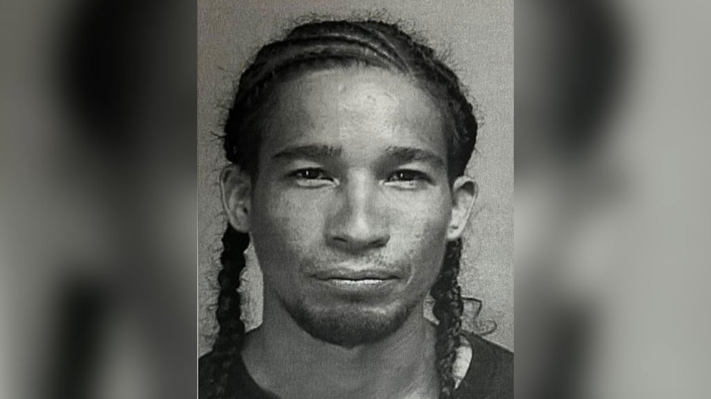  Arrestan a hombre con una orden por Ley 54 en Corozal 