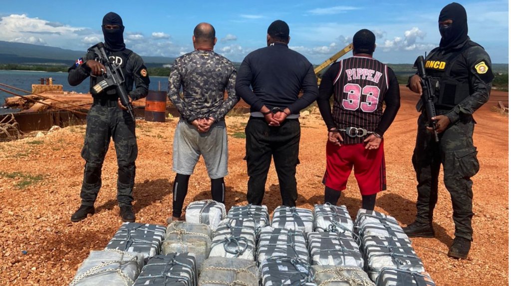  Apresan colombiano y dos dominicanos que transportaban 414 paquetes de cocaína por las costas de Pedernales 