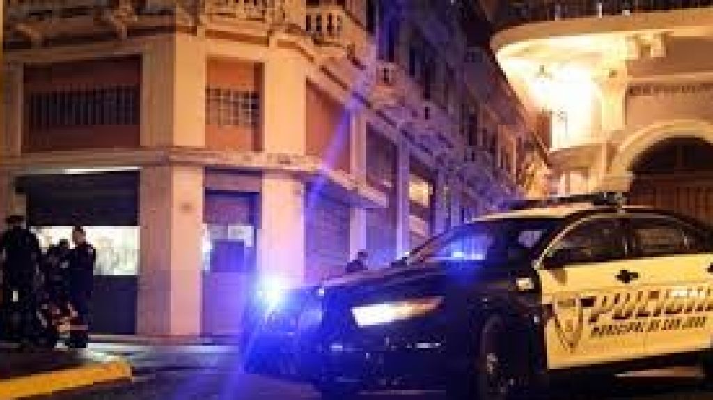 Arrestan dos personas que agredieron dos polic&iacute;as municipales en San Juan 