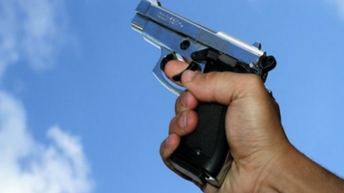 Disparar al aire es un delito, advierten los tribunales