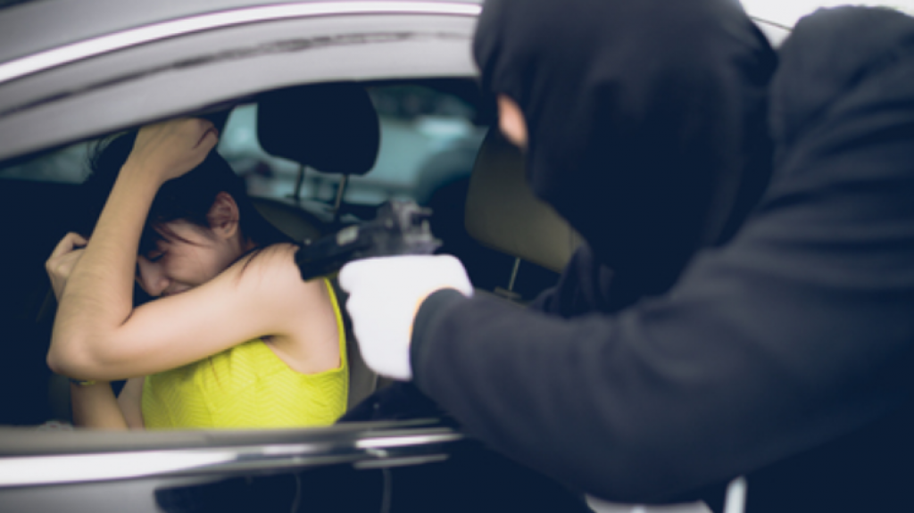  A punta de pistola le roban el auto a una mujer en gasolinera de R&iacute;o Piedras 