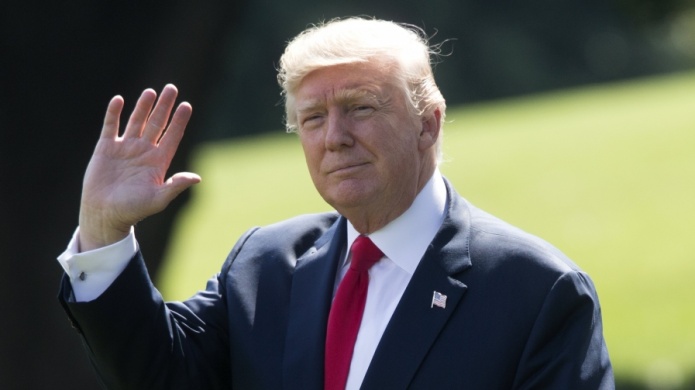 Trump ataca a medios y presume de logros y de popularidad en sus vacaciones