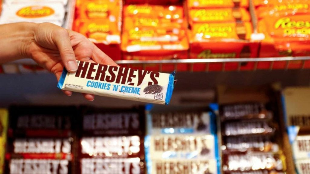  Mujer mete millonaria demanda a Hershey's... porque su chocolate no es como en la foto 