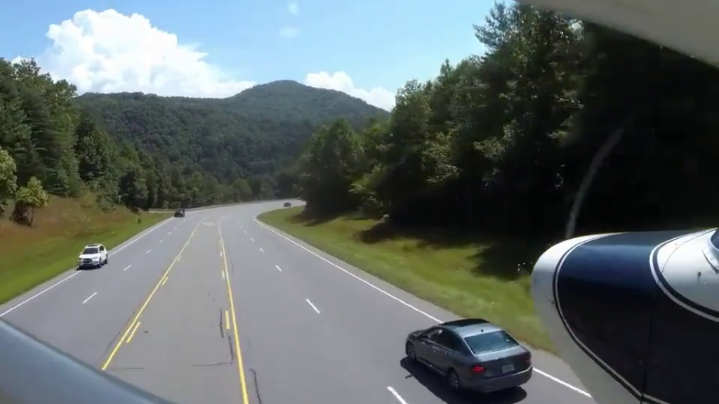  VIDEO: Piloto realiza impresionante aterrizaje de emergencia en autopista llena de tráfico 