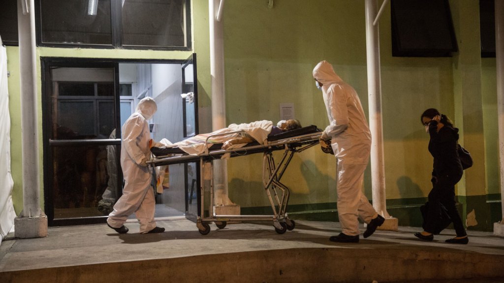  CDC recomienda vacunar primero a trabajadores sanitarios y residencias 