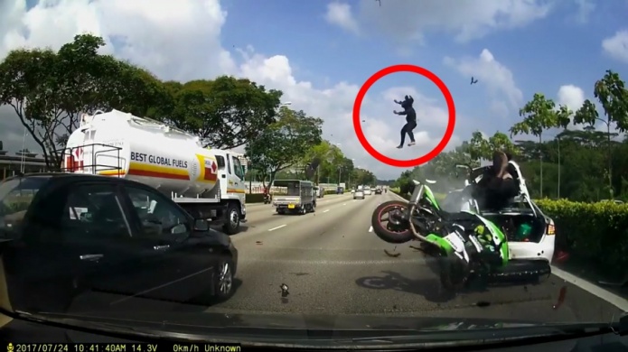 Impactante accidente: un motociclista sale por los aires y su compaÃ±ero acaba empotrado contra un auto