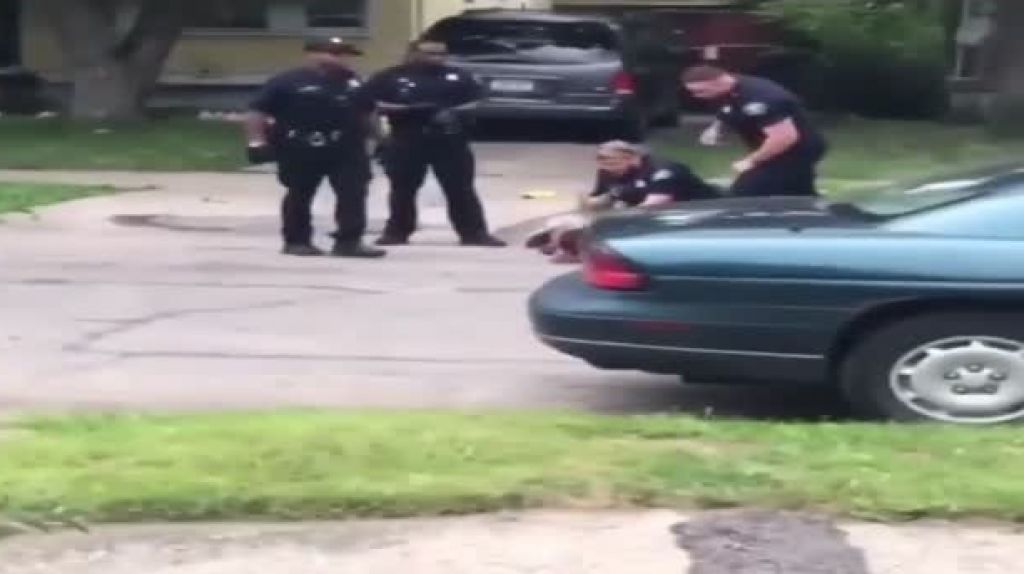  Video: Momento en que polic&iacute;as disparan en multiples ocasiones contra un perro 