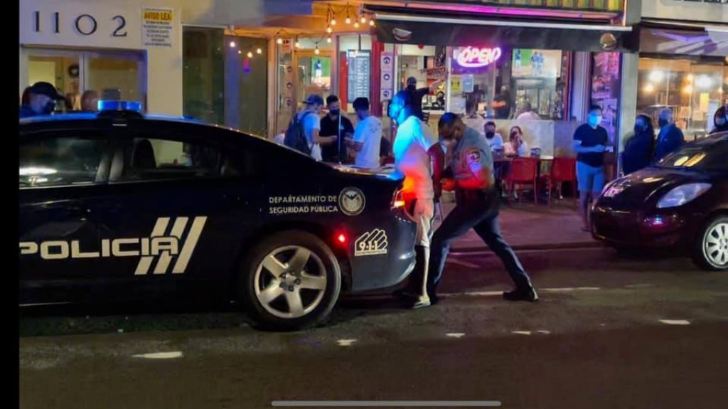  Le tir&oacute; con un trago, caus&oacute; da&ntilde;os a cristales del restaurante y termin&oacute; agrediendo a empleada por decirle que estaban cerrados 