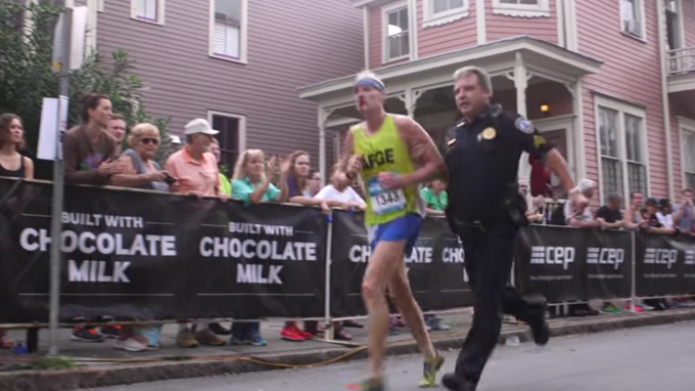 Video: Policia ayuda a un corredor herido a terminar una carrera 