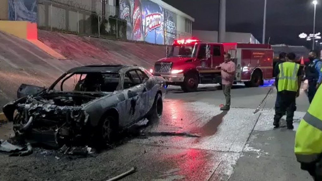  Video: Se prende en fuego un veh&iacute;culo deportivo en el expreso 22 en Buchanan 