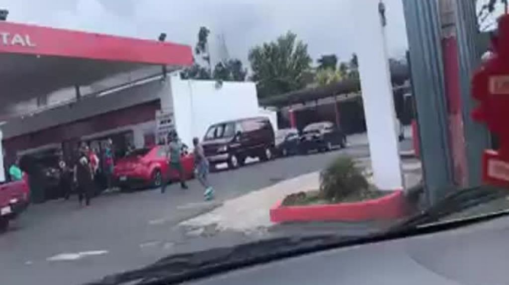  En video pelea ayer en una gasolinera de Toa Alta, en la fila para gasolina por el apagón     