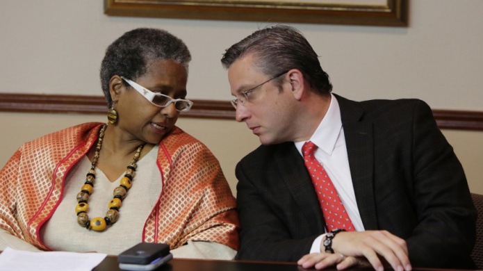  GOBERNADOR DEVUELVE FACULTADES AL COLEGIO DE ABOGADOS Y ABOGADAS