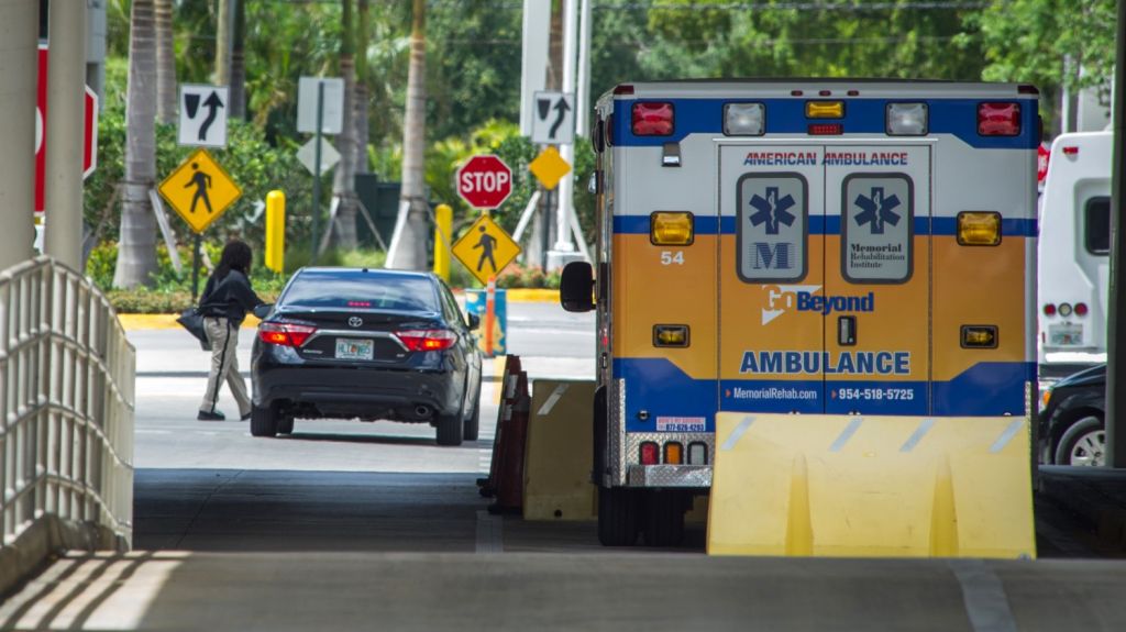  Hombre con m&aacute;scara de monstruo muere por disparos de otro al que quiso atacar 