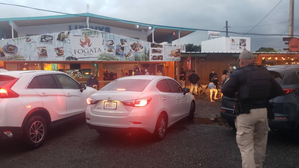  La Polic&iacute;a multa a varios negocios por violar la Orden Ejecutiva y la Ley de Tr&aacute;nsito 