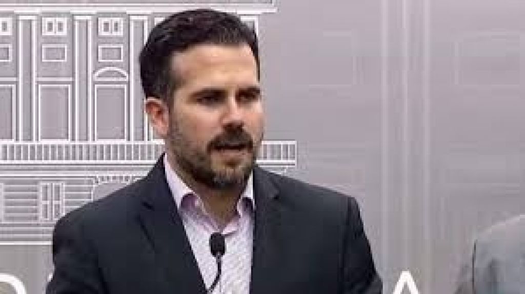  Gobernador entrega vales de Secci&oacute;n 8 y t&iacute;tulos de propiedad a familias puertorrique&ntilde;as 