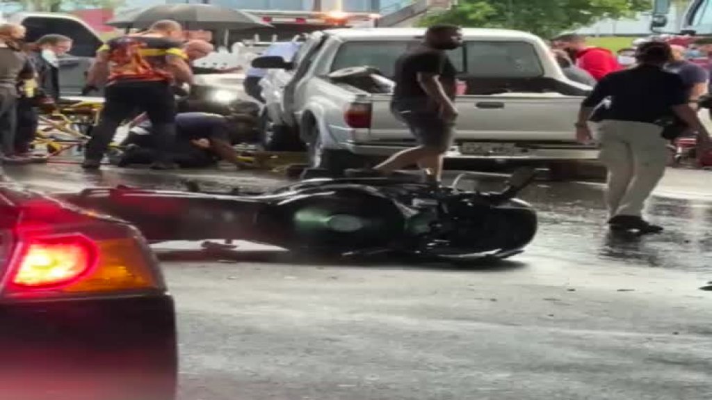  Video: Identifican motociclista que quedo bajo un auto ayer en la Baldorioty 
