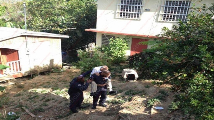 Rescatistas de San Juan cargan "A Caballito" Anciano que no podÃ­a respirar