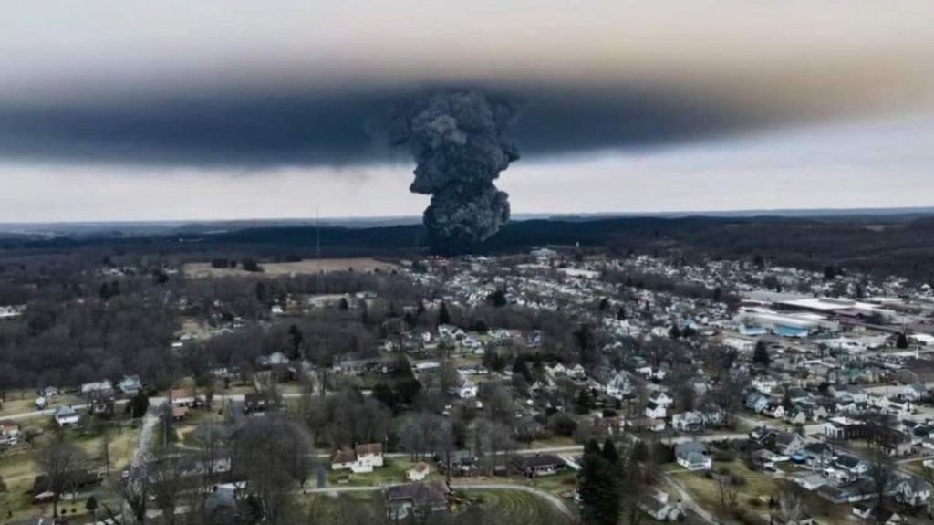  Un tren se descarriló con material tóxico en Ohio y esto ha desatado una ola de teorías conspirativas 