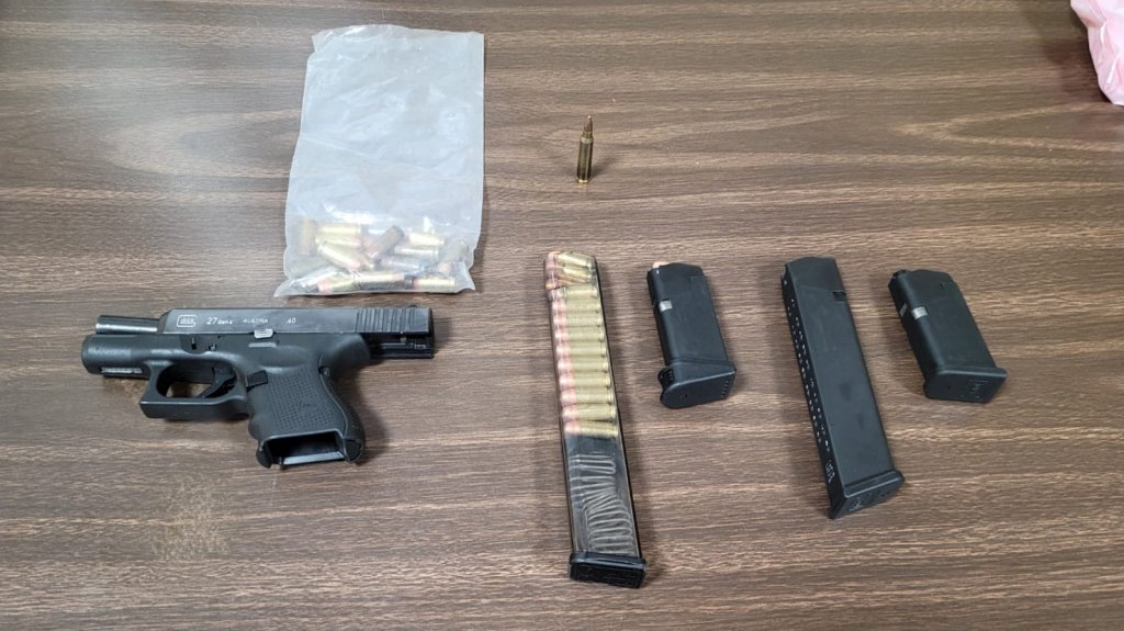  Arrestado jovencito de 18 a&ntilde;os y una mujer con una pistola en Juana D&iacute;az 
