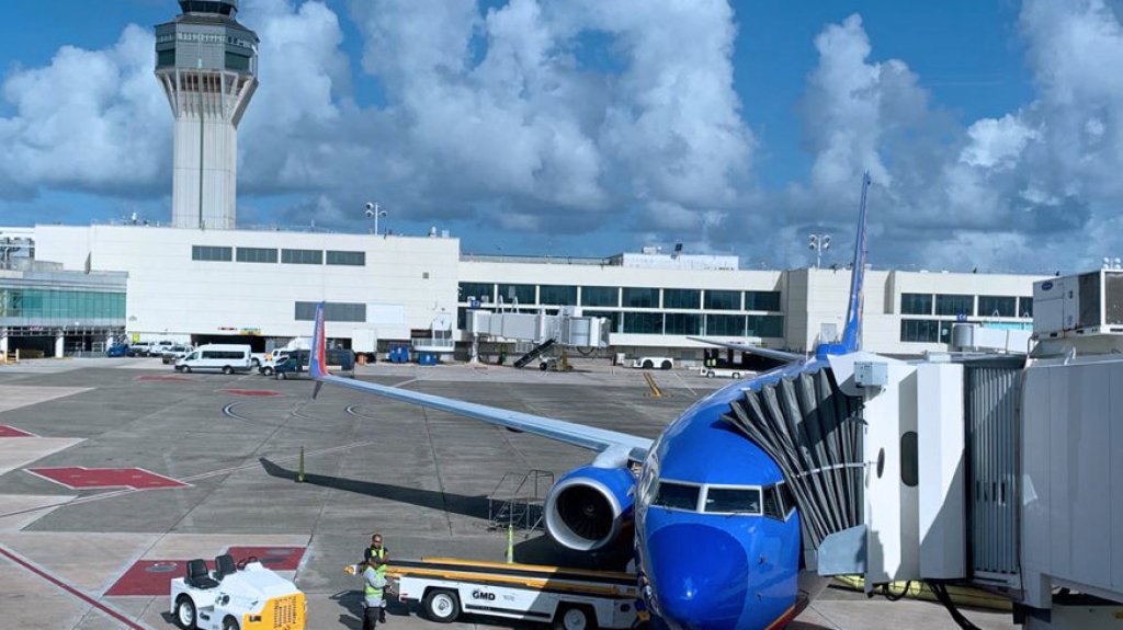  Jovencita de 18 a&ntilde;os muere en vuelo que sali&oacute; de Puerto Rico a Florida 