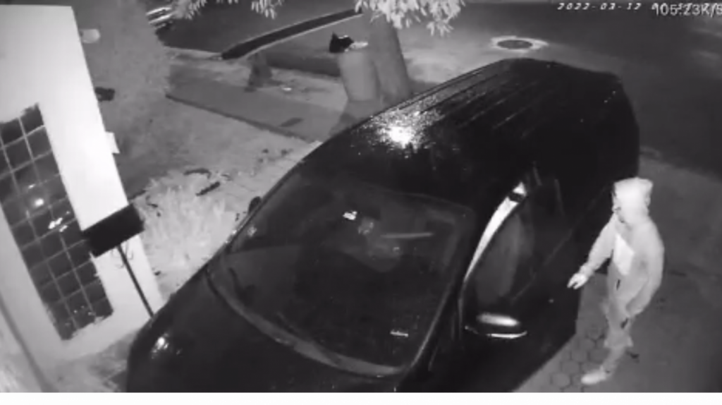  Video: Momento en que &ldquo;caco&rdquo; se roba un auto en urbanizaci&oacute;n de Bayam&oacute;n 