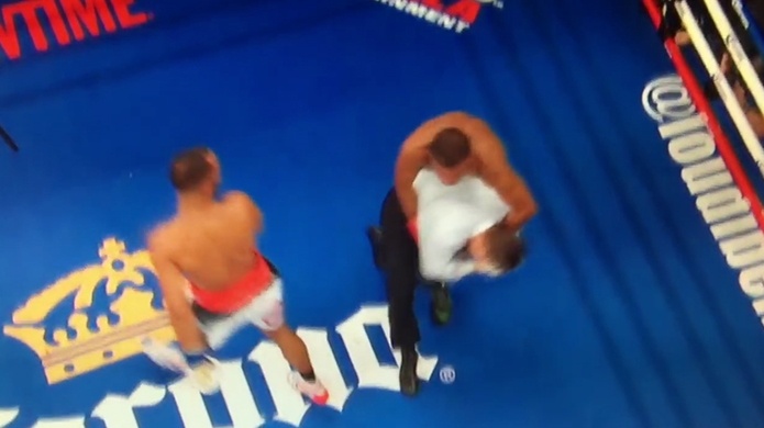 Video: El Ã¡rbitro se lleva una dura "propina" al intentar separar a dos boxeadores