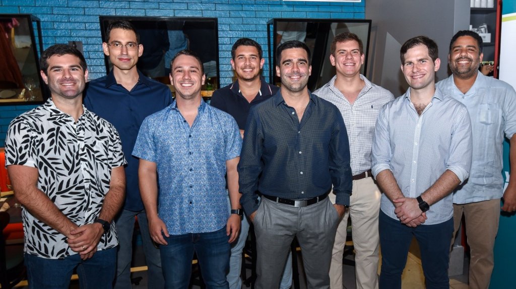  Residentes de neurocirug&iacute;a reciben apoyo econ&oacute;mico para que puedan trasladarse a EEUU y completar requisitos 