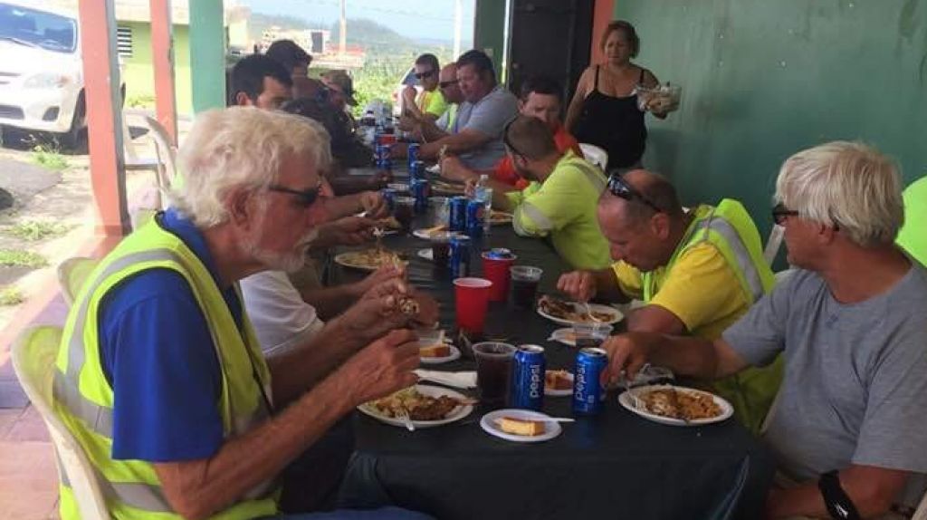  Vecinos de comunidad rural de Toa Alta agasajan a brigadas de EEUU que electrificaron la zona 