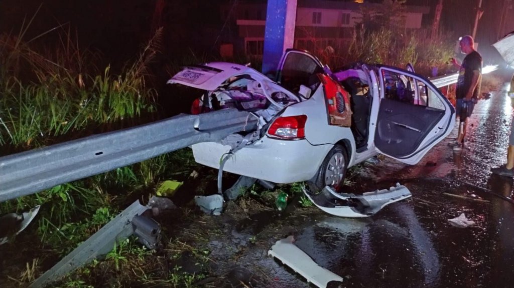  Fotos: Joven de 19 a&ntilde;os vivo de milagro al incrustar su auto con una valla en Ciales 