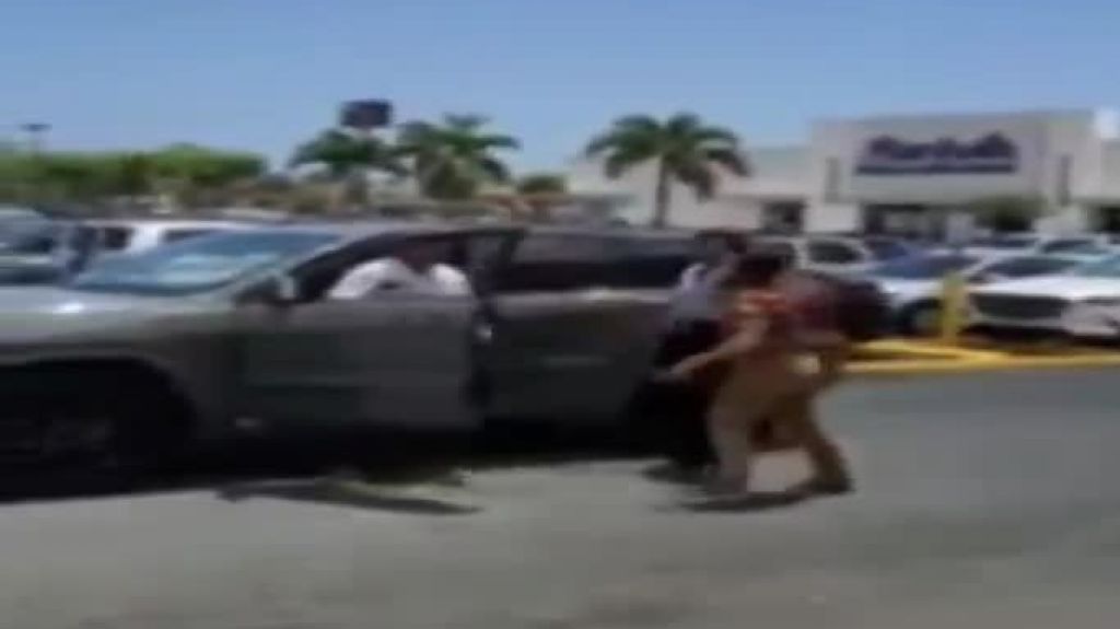 Video: Agreden ciudadano que grababa discusi&oacute;n en estacionamiento de R&iacute;o Hondo en Bayam&oacute;n 