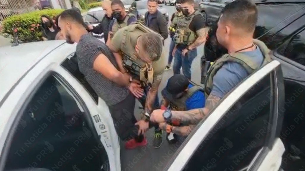  Video: Momento en que arrestan a hombre sospechoso de asesinar a su esposa e hijo anoche en Caguas 