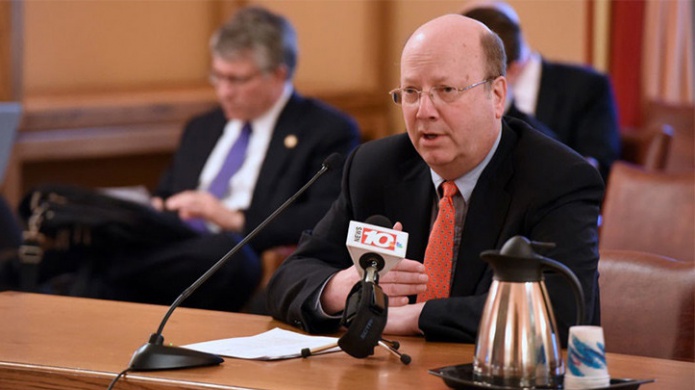 Un asambleÃ­sta de Nueva York se suicida en un cementerio tras acusaciones de fraude