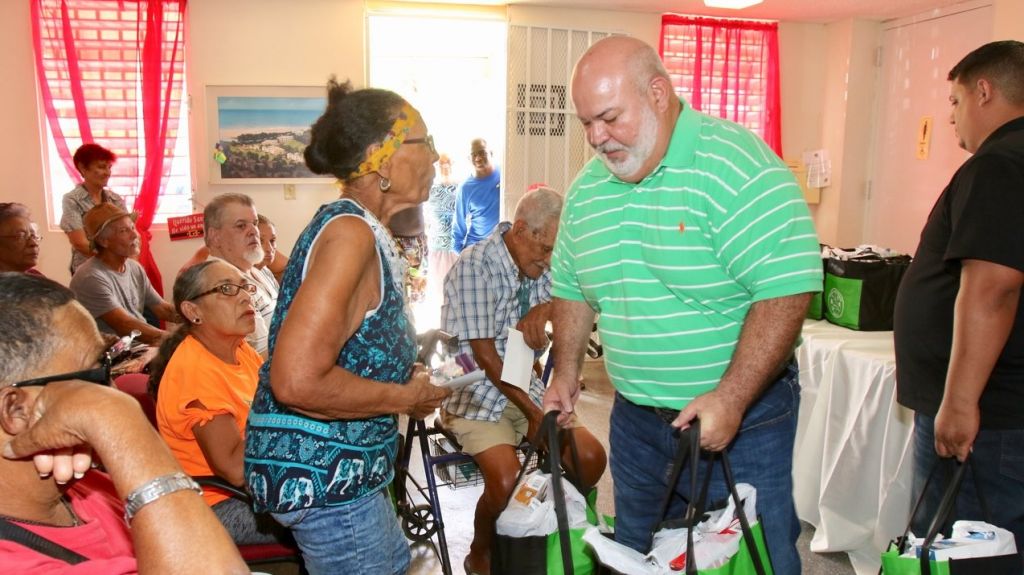  &lsquo;Johnny&rsquo; M&eacute;ndez entrega compras y juguetes a familias de escasos recursos econ&oacute;micos en Luquillo 