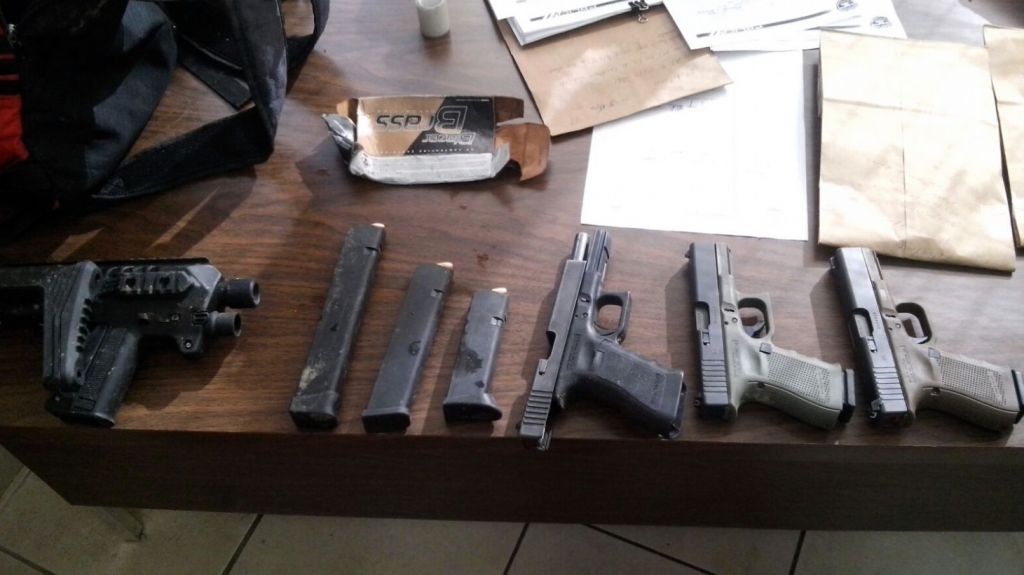  Arrestan a 3 hombres que estaban probando armas disparando al aire en Vega Alta 