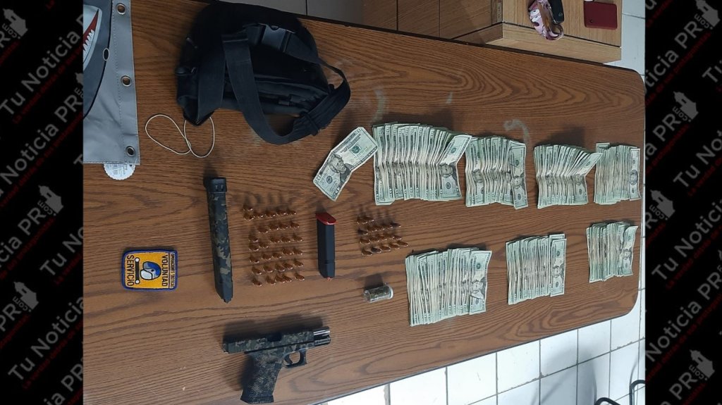  Polic&iacute;a detiene a sujeto que portaba pistola, marihuana y siete mil d&oacute;lares en efectivoen residencial de Manat&iacute; 
