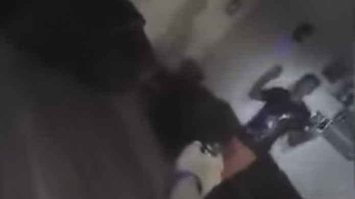 Video: La PolicÃ­a de EE.UU. rocÃ­a con gas pimienta a una anciana de 84 aÃ±os