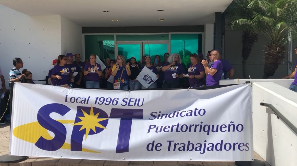  Trabajadores afiliados al SPT bloquean entrada de Educaci&oacute;n 