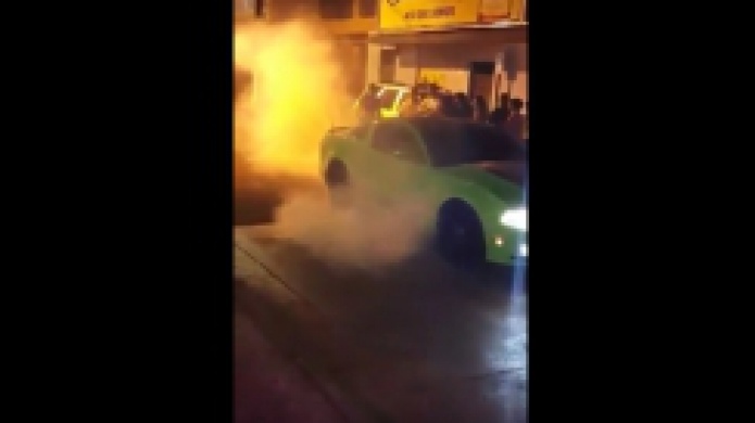 Video: "Borracho Como Tuerca" en un Mustang se lleva enredado vehículo estacionado en Mayagüez 