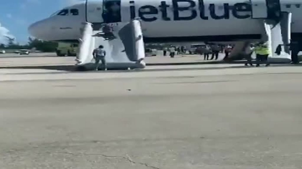  Video: Pasajeros de Jet Blue narran el terror por incendio en vuelo de Santo Domingo a Orlando 