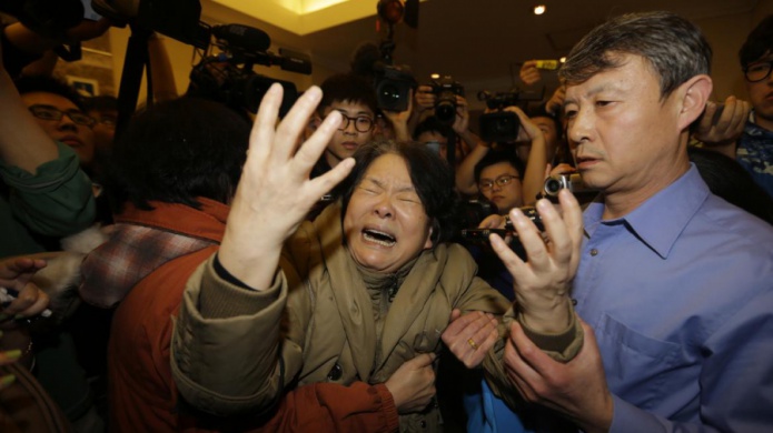 Mientras los familiares exigen respuestas, Australia descubre una "pista prometedora"